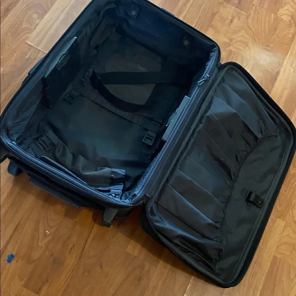 🖤Briggs & Riley Black Rolling travel Carry-On 22” tall🖤